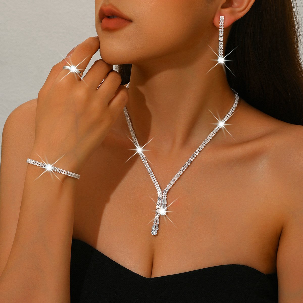 Supply Light Luxury Simple Clavicle Chain Exquisite Claw Chain Crystal Earrings Necklace Set